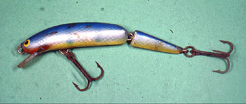 A shallow diving floater which, despite the awful colour, caught lots of bass.  Notice the rusty hooks.  I had to dig this one out of a box as it has not been used for years. 